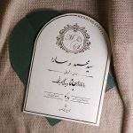 کارت عروسی گنبدی مدل IL456 با رنگ سبز سیر ، اکسسوری‌های نخ، حلقه و لیبل "جان و جهانی" طراحی شده است. چاپ طلاکوب، طراحی خاص و آماده‌سازی ۵ روزه دارد. مونتاژ با مشتری است.