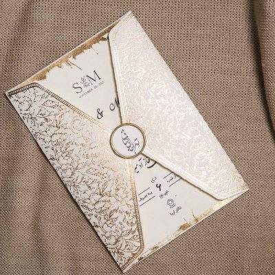 کارت عروسی مینیمال مدل IL514 از مجموعه کارت‌های اقتصادی و خاص منش استور است. این کارت با طرح طلاکوب حاشیه‌ای زیبا روی پاکت، طراحی ساده اما منحصر‌به‌فرد دارد و به‌همراه اکسسوری حلقه طلایی و لیبل تزئینی عرضه می‌شود. مناسب برای عروس و دامادهایی که به دنبال کار خاص و مقرون‌به‌صرفه هستند.