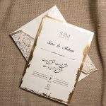 کارت عروسی مینیمال مدل IL514 از مجموعه کارت‌های اقتصادی و خاص منش استور است. این کارت با طرح طلاکوب حاشیه‌ای زیبا روی پاکت، طراحی ساده اما منحصر‌به‌فرد دارد و به‌همراه اکسسوری حلقه طلایی و لیبل تزئینی عرضه می‌شود. مناسب برای عروس و دامادهایی که به دنبال کار خاص و مقرون‌به‌صرفه هستند.