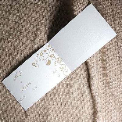 کارت کوچک ویژه مراسم عقدکنان، محصولی ساده و کاربردی است که داخل آن فضای کافی برای نوشتن دستی مشخصات مراسم و اسامی عروس و داماد دارد.