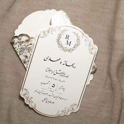 کارت عروسی گنبدی مدل IL513 با رنگ کرم ، اکسسوری‌های حلقه و لیبل "جان و جهانی" طراحی شده است. چاپ طلاکوب، طراحی خاص و آماده‌سازی ۵ روزه دارد. مونتاژ با مشتری است.