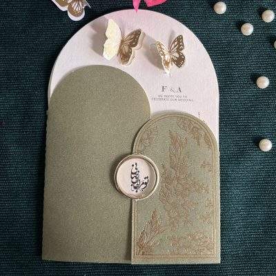 کارت عروسی گنبدی سبز مدل IL1 با برش خاص پروانه‌ای طلاکوب برجسته و طراحی اختصاصی پاکت طرح پروانه‌ای، یکی از خاص‌ترین مدل‌های اقتصادی است. این کارت با رنگ سبز آرام و چاپ طلاکوب درخشان، انتخابی چشم‌نواز و دل‌نشین برای زوج‌های خوش‌سلیقه است. آماده‌سازی ۵ روز کاری پس از تأیید طراحی.