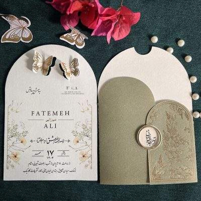 کارت عروسی گنبدی سبز مدل IL1 با برش خاص پروانه‌ای طلاکوب برجسته و طراحی اختصاصی پاکت طرح پروانه‌ای، یکی از خاص‌ترین مدل‌های اقتصادی است. این کارت با رنگ سبز آرام و چاپ طلاکوب درخشان، انتخابی چشم‌نواز و دل‌نشین برای زوج‌های خوش‌سلیقه است. آماده‌سازی ۵ روز کاری پس از تأیید طراحی.