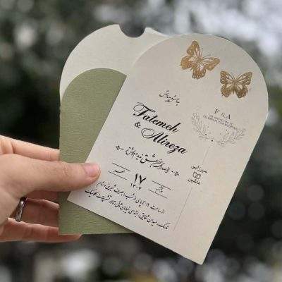 کارت عروسی گنبدی سبز مدل IL1 با برش خاص پروانه‌ای طلاکوب برجسته و طراحی اختصاصی پاکت طرح پروانه‌ای، یکی از خاص‌ترین مدل‌های اقتصادی است. این کارت با رنگ سبز آرام و چاپ طلاکوب درخشان، انتخابی چشم‌نواز و دل‌نشین برای زوج‌های خوش‌سلیقه است. آماده‌سازی ۵ روز کاری پس از تأیید طراحی.