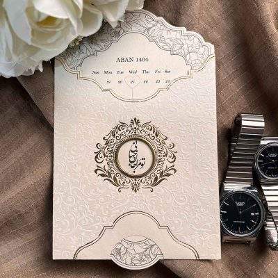 کارت عروسی مینیمال مدل 1316 با پاکت و لایی دارای برجسته‌کاری و اکلیل‌کاری، برش خاص و طراحی اختصاصی. مدلی مینیمال، خاص، اقتصادی و مناسب برای زوج‌هایی که کارت متفاوت و شیک می‌خواهند.