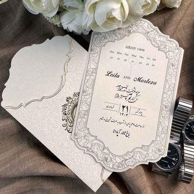 کارت عروسی مینیمال مدل 1316 با پاکت و لایی دارای برجسته‌کاری و اکلیل‌کاری، برش خاص و طراحی اختصاصی. مدلی مینیمال، خاص، اقتصادی و مناسب برای زوج‌هایی که کارت متفاوت و شیک می‌خواهند.