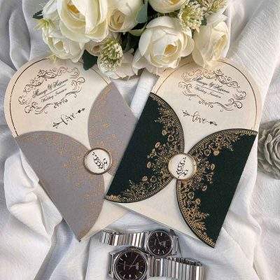 کارت عروسی مینیمال مدل 1283 با چاپ عکس اختصاصی عروس و داماد، پاکت جیر با برش نیم‌دایره خاص، در دو رنگ طوسی و سبز و همراه با طلاکوب روی کارت داخلی. مدلی شیک، اقتصادی و مناسب برای زوج‌هایی که کارت متفاوت می‌خواهند.