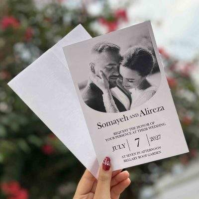 کارت عروسی عکس‌دار مدل IL384 با پاکت طرح گیپور برجسته، مقوای ایرانی باکیفیت مناسب و امکان چاپ عکس اختصاصی عروس و داماد. مدلی شیک، اقتصادی و هماهنگ با لباس عروس.