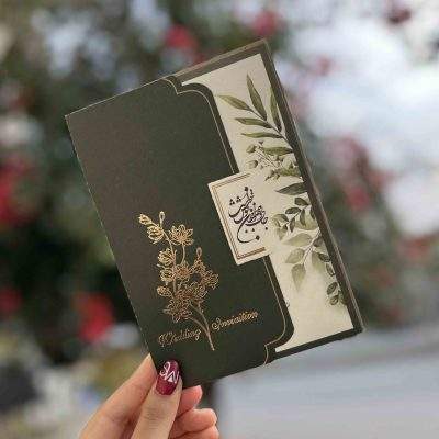 کارت عروسی مدل 1267 در دو رنگ سبز و قرمز، با طلاکوب زیبا روی پاکت و برش خاص روی کارت. شعر داخل کارت ثابت و قابل‌تغییر نیست. انتخابی شیک، خاص و اقتصادی برای زوج‌هایی که کارت متفاوت می‌خواهند.