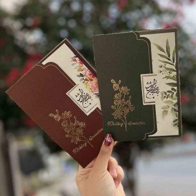 کارت عروسی مدل 1267 در دو رنگ سبز و قرمز، با طلاکوب زیبا روی پاکت و برش خاص روی کارت. شعر داخل کارت ثابت و قابل‌تغییر نیست. انتخابی شیک، خاص و اقتصادی برای زوج‌هایی که کارت متفاوت می‌خواهند.