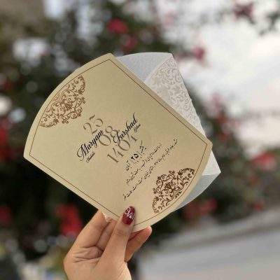 کارت عروسی مینیمال مدل 1320 با پاکت طلقی شفاف و برجسته‌کاری اکلیلی، طراحی خاص و متفاوت. مناسب زوج‌هایی که کارت مدرن، شیک و چشم‌نواز می‌خواهند.